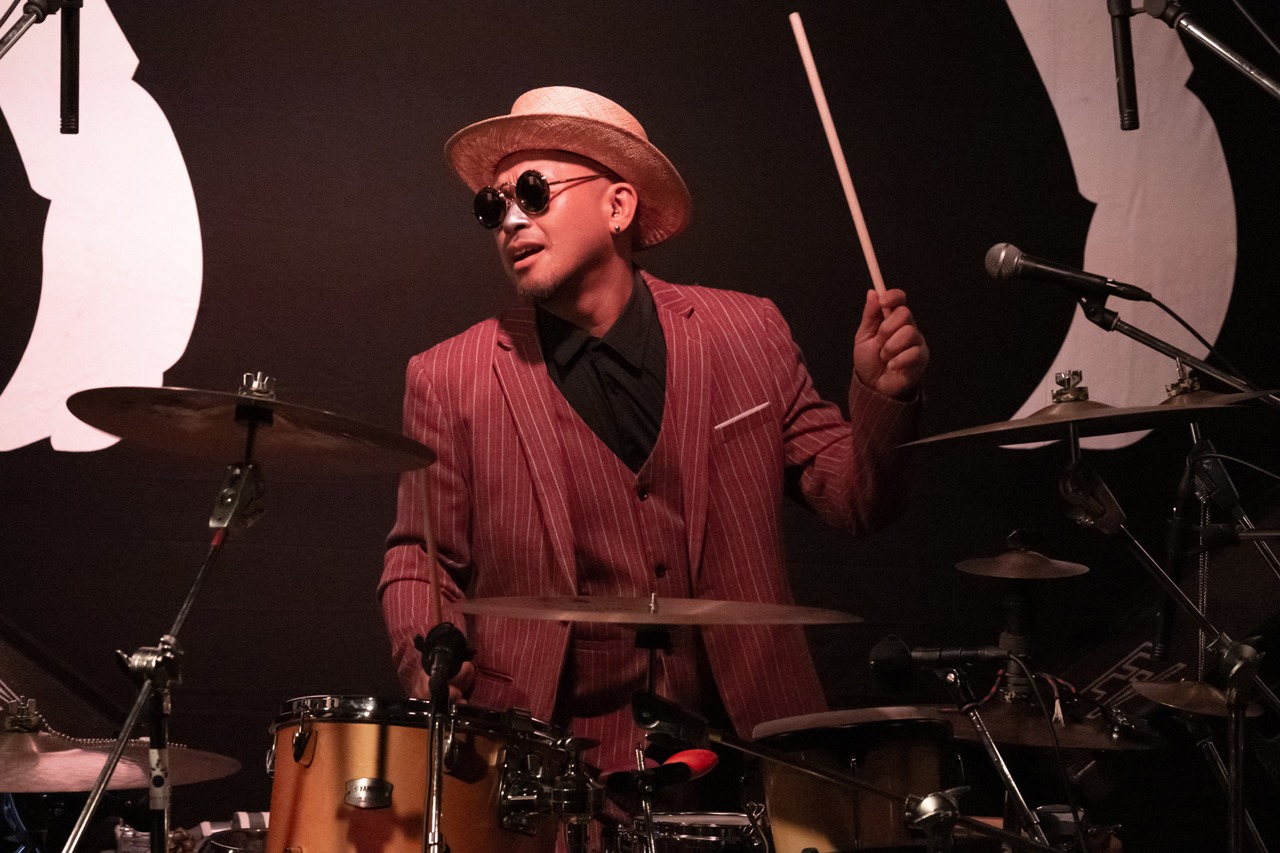 H ZETT KOU（Dr）（Photo by Yuta Ito）