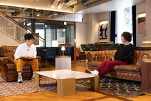 左から芦沢ムネト、田淵智也（B）。（撮影：タマイシンゴ）