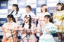 サプライズケーキの登場に驚くFRUITS ZIPPER。