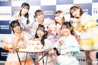 ケーキを囲んで記念撮影するFRUITS ZIPPER。