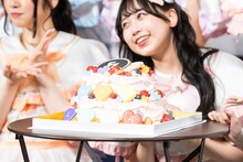 FRUITS ZIPPERのロゴがあしらわれたサプライズケーキ。