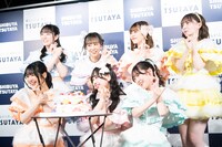 ケーキの前でダンスを踊るFRUITS ZIPPER。