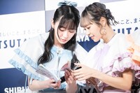 お気に入りのカットを探す真中まな（左）とフォローする仲川瑠夏（右）。