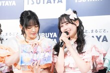 左から鎮西寿々歌、松本かれん。