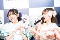 お気に入りカットについて話す月足天音（右）のコメントに思わず笑顔の櫻井優衣（左）。