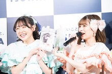 お気に入りカットについて話す月足天音（右）のコメントに思わず笑顔の櫻井優衣（左）。