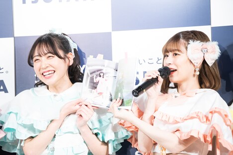 お気に入りカットについて話す月足天音（右）のコメントに思わず笑顔の櫻井優衣（左）。