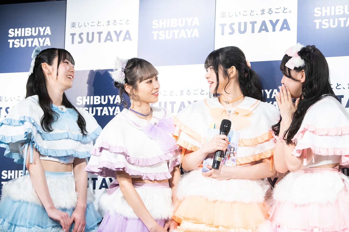 左から真中まな、仲川瑠夏、鎮西寿々歌、松本かれん。