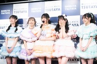 「紅白からのコーチェラに出演します！」と宣言する鎮西寿々歌（中央）。