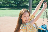 加藤史帆（日向坂46）の1st写真集「#会いたい」より。（撮影：三瓶康友）