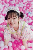 真中まなソロカット（東京ニュース通信社刊 / 撮影：HIROKAZU）