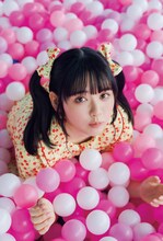 鎮西寿々歌ソロカット（東京ニュース通信社刊 / 撮影：HIROKAZU）