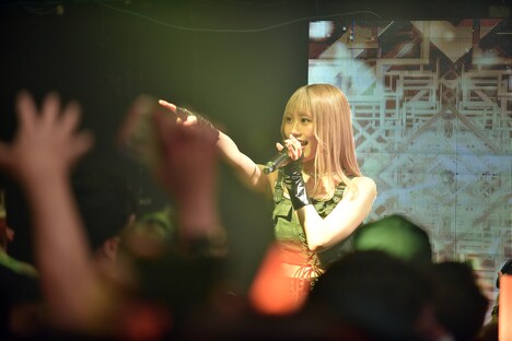 お立ち台で歌う藤井エリカ。