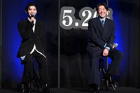 左から長尾謙杜（なにわ男子）、高橋一生。