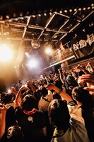 板歯目のライブの様子。