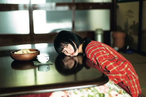 now（ExWHYZ）「やみつきガール」より。（撮影：細居幸次郎）