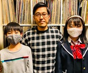 親子でスリーショット。JINさんの仕事部屋にて。