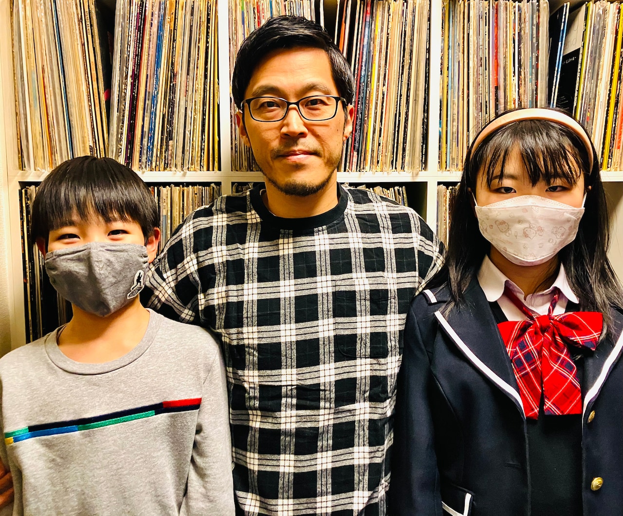 親子でスリーショット。JINさんの仕事部屋にて。