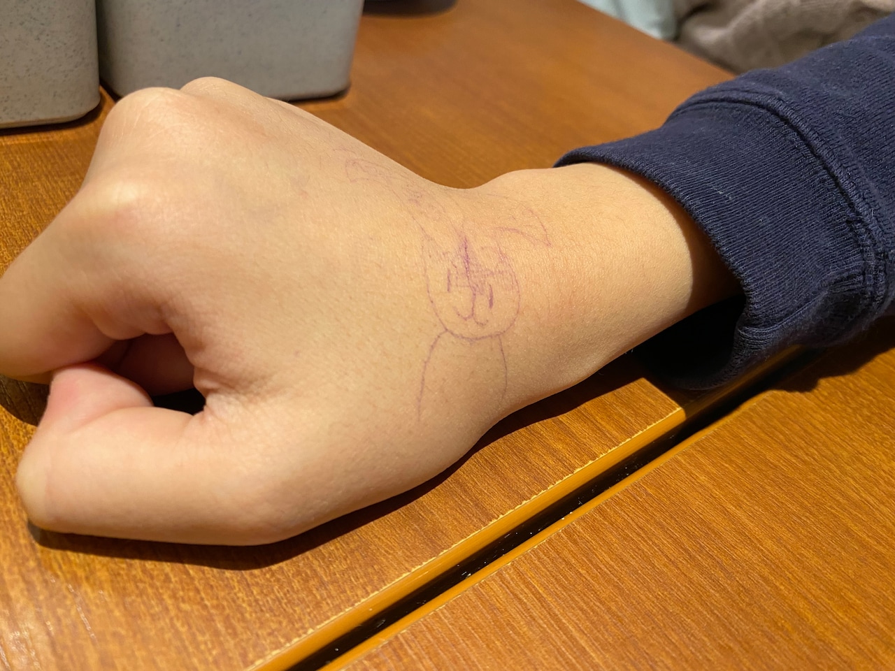 リルジンくんの手に描かれた謎のキャラ。