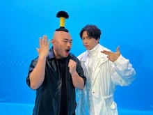 左からクロちゃん（安田大サーカス）、山崎育三郎。