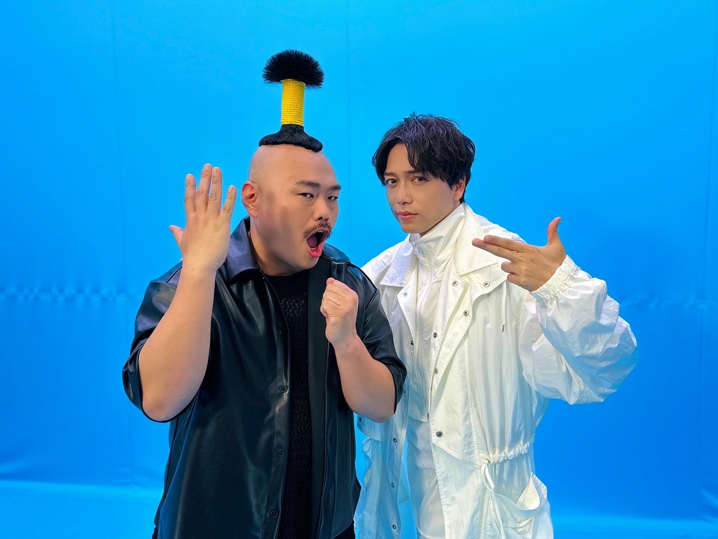 安田大サーカス・クロちゃん（左）と山崎育三郎（右）。