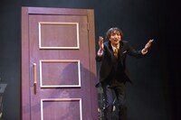 観客と一緒に「おかえり！」と声をそろえるアヌュナイ人。