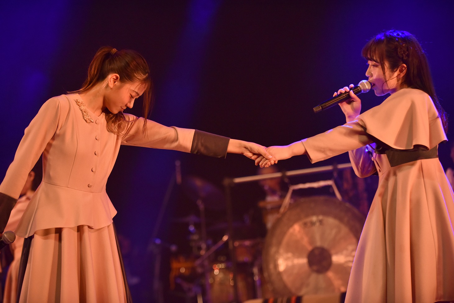 左から稀咲妃菜、蓮水恭美。