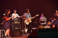 左から2番目が辻怜次（B / Bentham）、中央がしんいちろう（G）、右から2番目が鈴木敬（Dr / Bentham）。