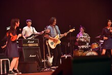 左から2番目が辻怜次（B / Bentham）、中央がしんいちろう（G）、右から2番目が鈴木敬（Dr / Bentham）。