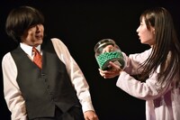 シュウマイの上に乗っているグリーンピースを瓶に収集し、その音を聞かせる汐崎初音。