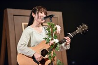 「インドカレー屋のサラダにかかってるオレンジ色すぎるドレッシングおいしい」と歌う蓮水恭美。