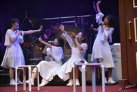 乾杯するお嬢様たち。