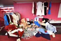 神奈川県民ホールのロビーに展示されたNUANCEの思い出の品々。