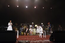 ステージ上でくつろぐNUANCEとバンドメンバー。