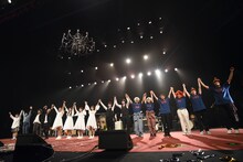 ライブの出演者とともに観客に挨拶するNUANCE。