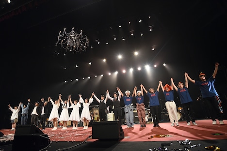 ライブの出演者とともに観客に挨拶するNUANCE。