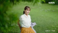 「淡麗グリーンラベル」の新テレビCM「半袖とグリーンラベル篇」より。