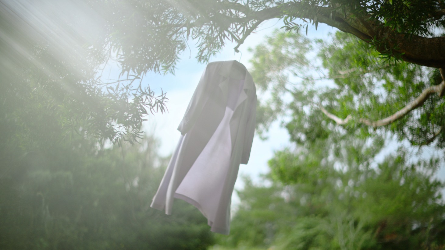 「淡麗グリーンラベル」の新テレビCM「半袖とグリーンラベル篇」より。
