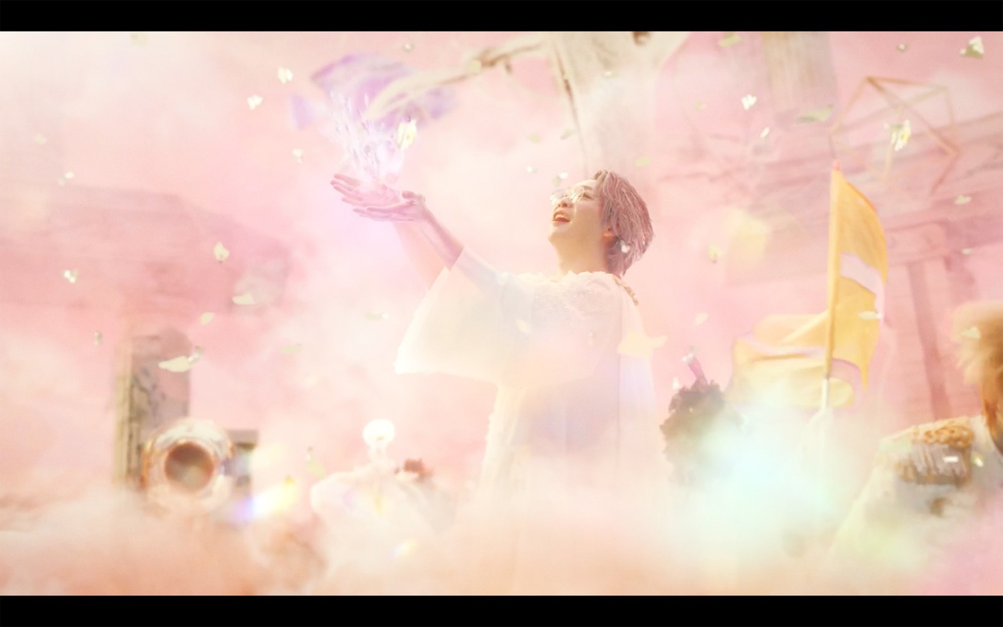 Mrs. GREEN APPLE「ケセラセラ」ミュージックビデオより。
