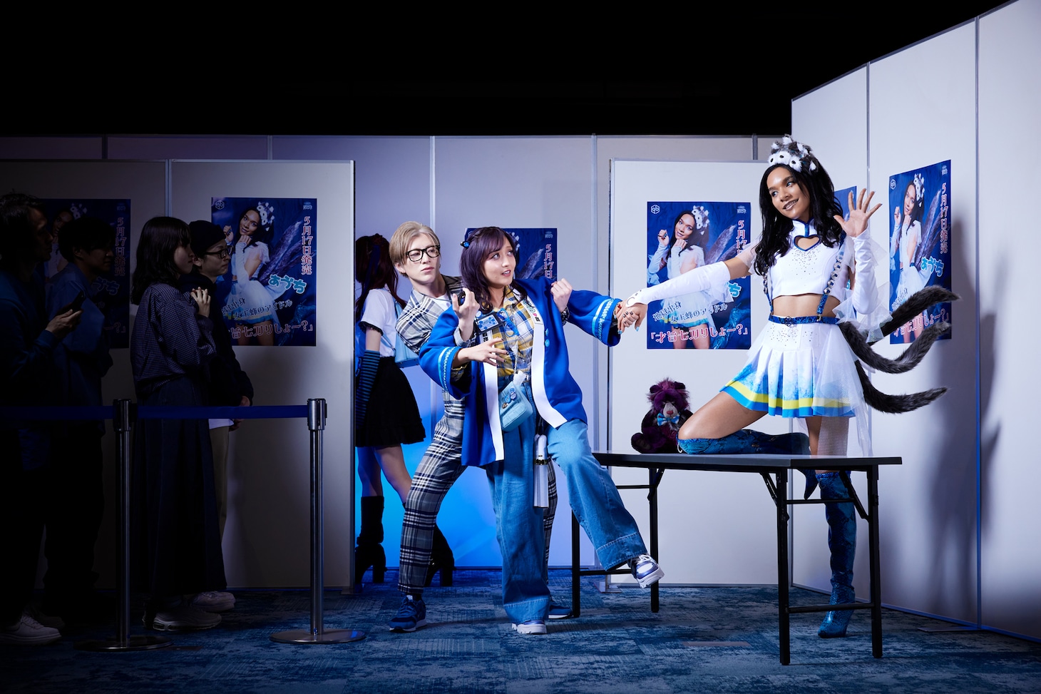 女王蜂の新しいアーティスト写真。