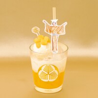 「ビバ～マツケンサンバIIワールドカフェ～オレ！」オリジナルメニューの「マツケンサンバII ゴールデンフルーツオレ」。
