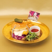 「ビバ～マツケンサンバIIワールドカフェ～オレ！」オリジナルメニューの「マツケンサンバ！ーガー」。