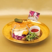 「ビバ~マツケンサンバIIワールドカフェ~オレ!」オリジナルメニューの「マツケンサンバ!ーガー」。