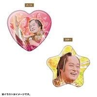 「ビバ～マツケンサンバIIワールドカフェ～オレ！」オリジナルグッズの缶バッジ（全2種）。