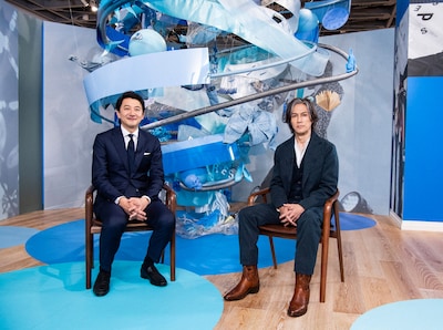 人気画像8位は「B'z稲葉浩志がNHK『ニュースウオッチ9』で語る“言葉のチカラ”、直筆の作詞ノートも公開より、青井実アナウンサーと稲葉浩志。（写真提供：NHK）