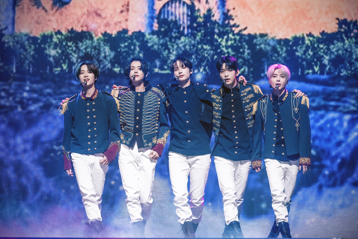 人気画像9位は「『千年万年そばにいるよ』TOMORROW X TOGETHER、MOAとの青春謳歌した日本ツアー完走」より、TOMORROW X TOGETHER。 (P)&(C) BIGHIT MUSIC