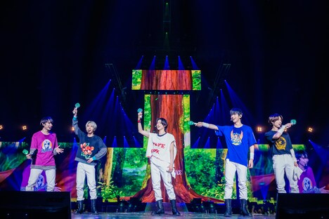 MOA棒片手に盛り上がるTOMORROW X TOGETHER。(P)&(C) BIGHIT MUSIC