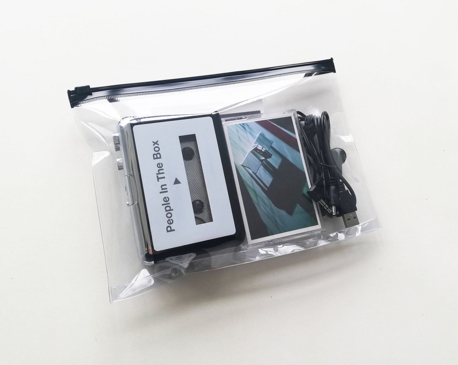 People In The Box「Camera Obscura」ポータブルカセットプレイヤー付きカセットテープ形態のイメージ。