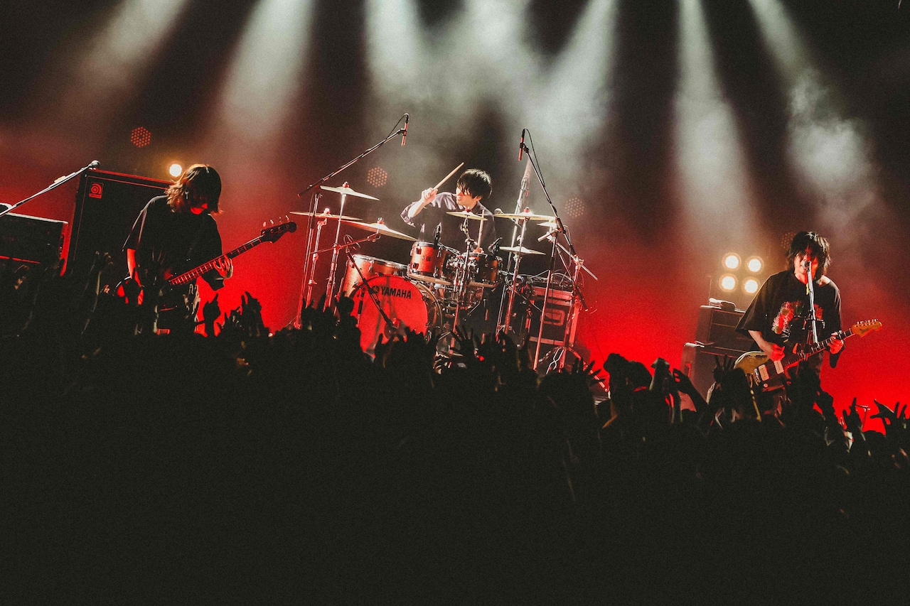ヒトリエ「10年後のルームシック・ガールズエスケープ TOUR」の様子。