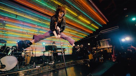 「ドレスコーズの味園ユニバース」より、「コミック・ジェネレイション」演奏中の様子。